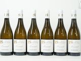 six bouteilles de vin sont alignées sur une table