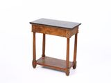 une petite table à plateau en marbre montée sur roulettes