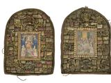 deux œuvres d'art accrochées côte à côte sur un mur