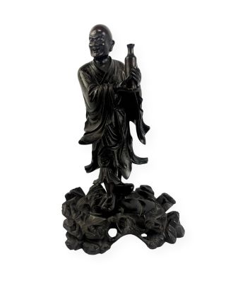 statue représentant un homme tenant une bouteille dans chaque main