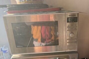 un micro-ondes posé sur un comptoir