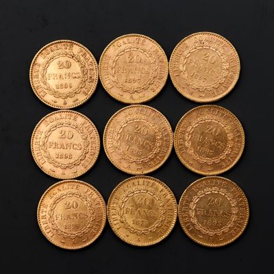 gros plan d'un paquet de pièces d'or sur une surface noire