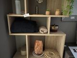 une étagère contenant beaucoup d'objets