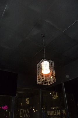 une lampe suspendue au plafond de la pièce