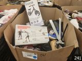 une boîte en carton remplie d'articles assortis dans un magasin