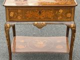 une petite table surmontée d'un tiroir