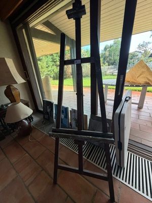 un spectateur assis devant une fenêtre