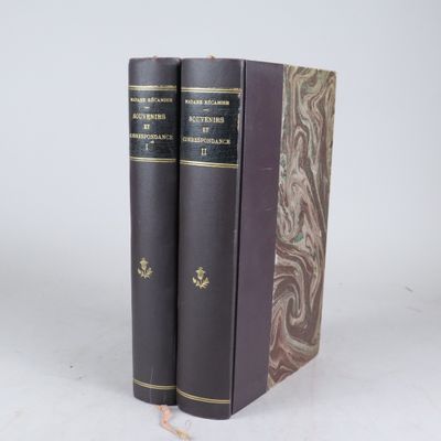 deux livres sont posés l'un sur l'autre sur une surface blanche