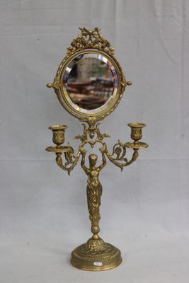 un miroir posé sur un pied, avec des bougies dessus