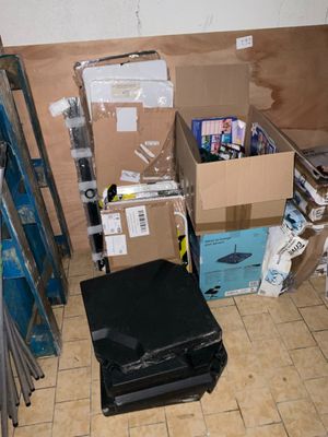 une valise noire posée par terre à côté d'une pile de cartons