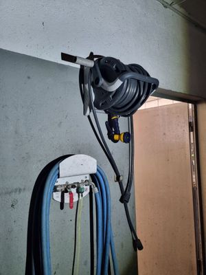 un mur auquel sont fixés tout un tas de fils