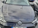 une voiture noire garée dans un parking à côté d'autres voitures