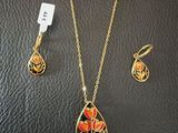 un ensemble composé d'un collier et de boucles d'oreilles en or, orné d'un motif floral