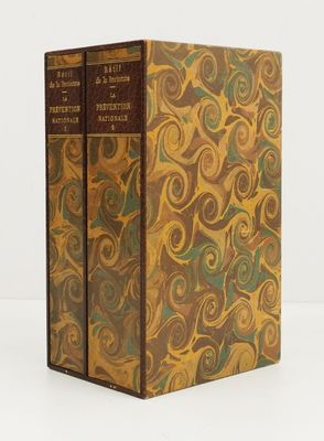 un livre dont les deux couvertures sont ornées de motifs en spirale