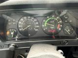 un gros plan du tableau de bord d'une voiture, avec un compteur de vitesse et des jauges
