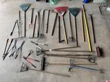 de nombreux outils de jardinage de toutes sortes, disposés par terre