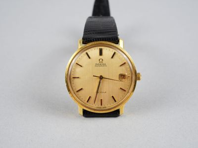 une image d'une montre-bracelet plaquée or avec un bracelet en cuir noir