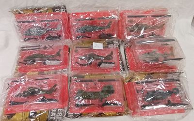 beaucoup de jouets en plastique posés sur une table