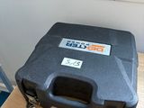 une mallette noire posée sur une table près d'une fenêtre