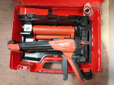 une boîte à outils rouge avec des outils sur le sol