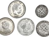 six types différents de pièces d'argent sur fond blanc