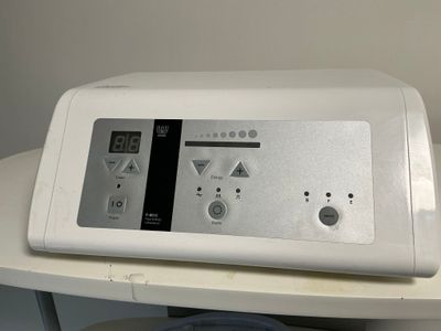 une machine posée sur une table