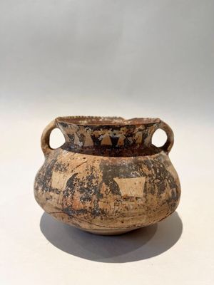 PETITE JARRE PANSUE en terre cuite à deux anses, à décor pei…