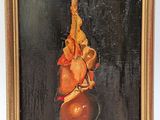 une peinture à l'huile représentant une nature morte avec une orange suspendue à une corde