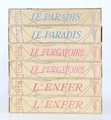 quatre livres empilés les uns sur les autres sur une surface blanche