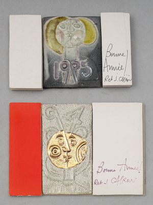 deux livres sur lesquels figurent les portraits d'un homme et d'une femme