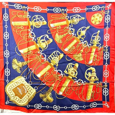 foulard en soie rouge et bleu, orné d'un motif doré et rouge
