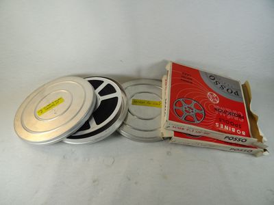 une boîte contenant des bobines de film posée sur une table