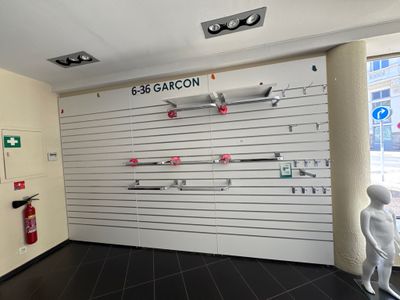 une photo présentant un présentoir de matériel médical dans un magasin