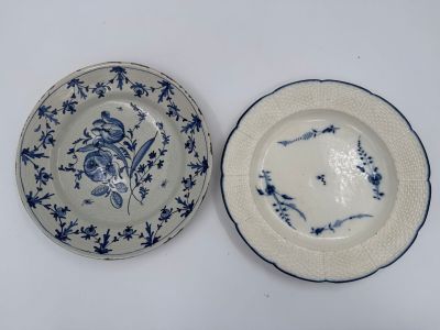 paire d'assiettes bleues et blanches à motifs floraux