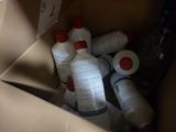 une caisse remplie de bouteilles d'eau et une bouteille d'eau