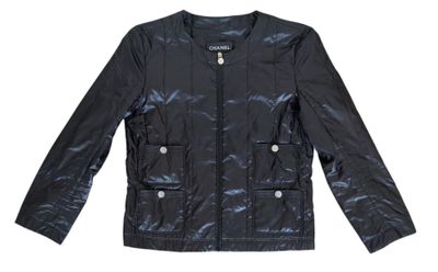 La veste est noire et présente un motif de camouflage.