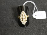 une bague posée sur une table avec une étiquette de prix
