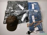 un chapeau posé sur une table à côté de quelques vêtements