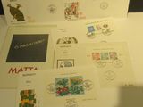 de nombreux timbres différents posés sur une table, avec une image de chat