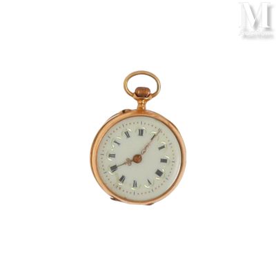 une montre de poche en or avec des chiffres romains sur le cadran