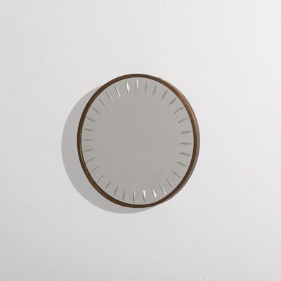 une horloge accrochée au mur