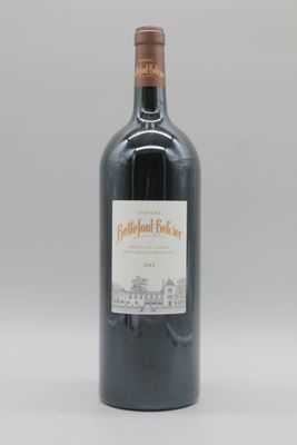 la bouteille de vin rouge est posée sur une surface blanche