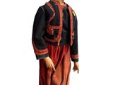 poupée vêtue d'un costume traditionnel, avec un chapeau rouge et une veste noire