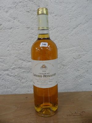une bouteille de vin posée sur une table