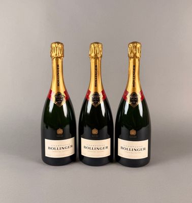 Trois bouteilles de vin mousseux sont alignées sur une table