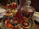 un plateau sur lequel sont posés de nombreux objets en verre