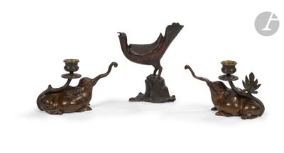 trois figurines d'oiseaux en bronze et un oiseau perché sur une branche