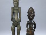 paire de personnages en bois sculpté représentant un homme et une femme