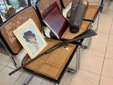 deux chaises ornées d'images dans un magasin