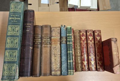 de nombreux livres anciens sur une étagère dans une pièce